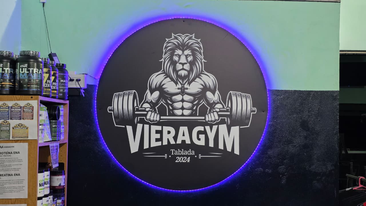 Logo de VieraGym en la recepción