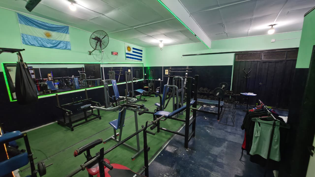 Bancos y máquinas de musculación