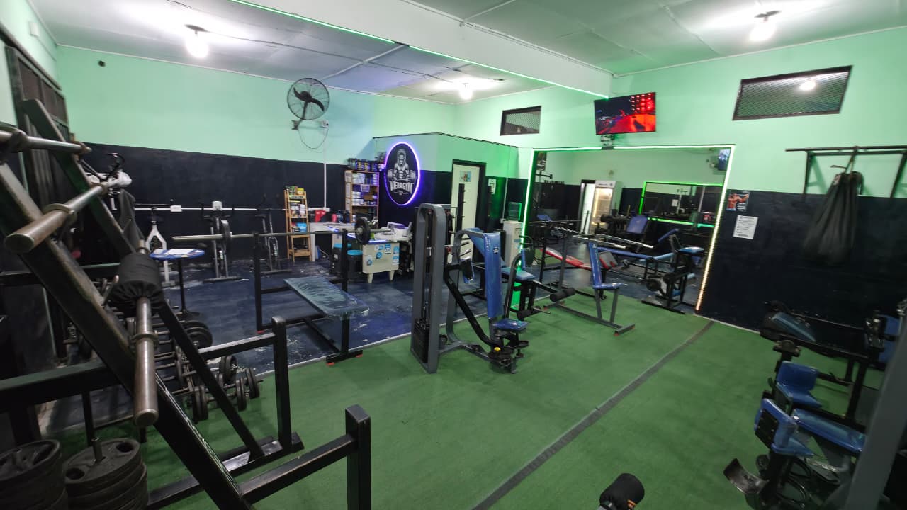 Equipamiento de musculación y zona de entrenamiento