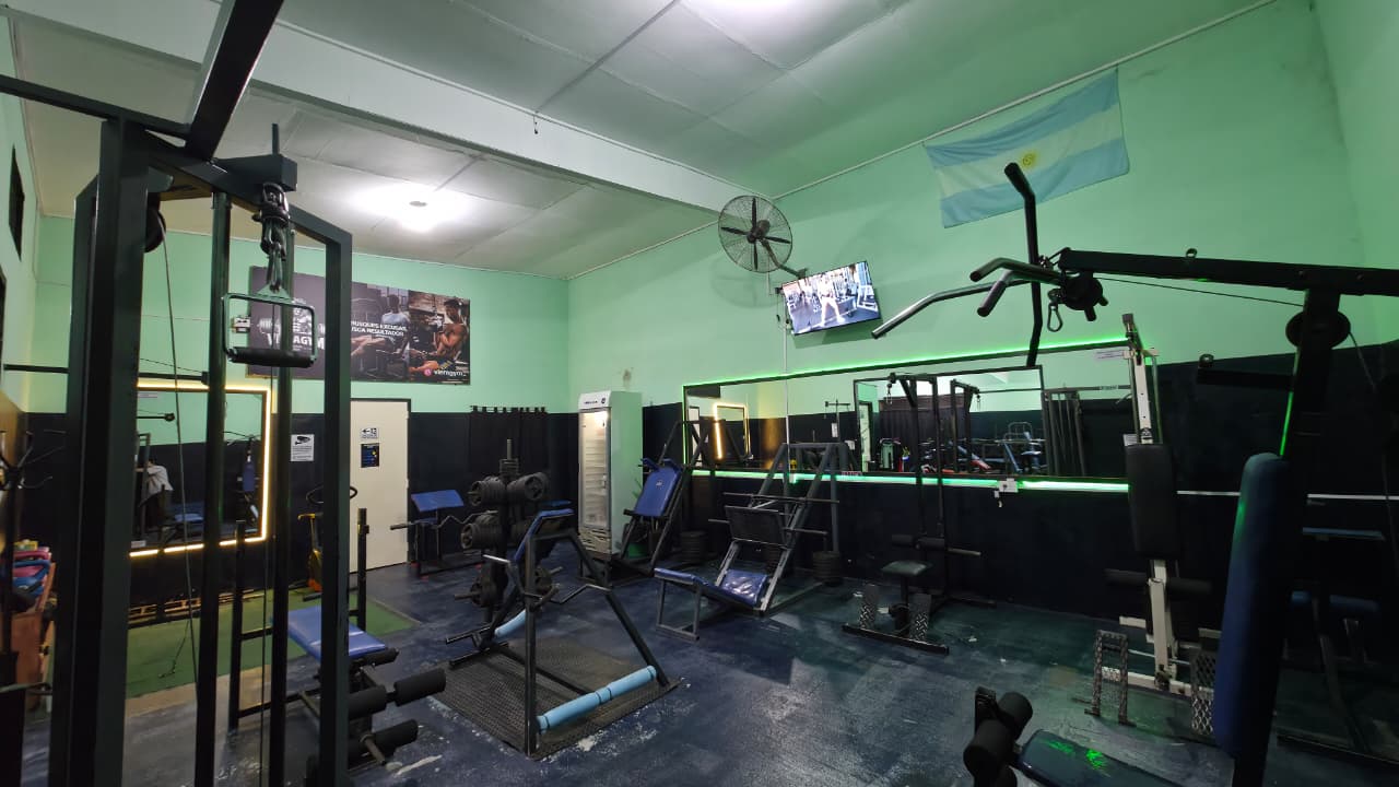 Máquinas y espejos del gimnasio