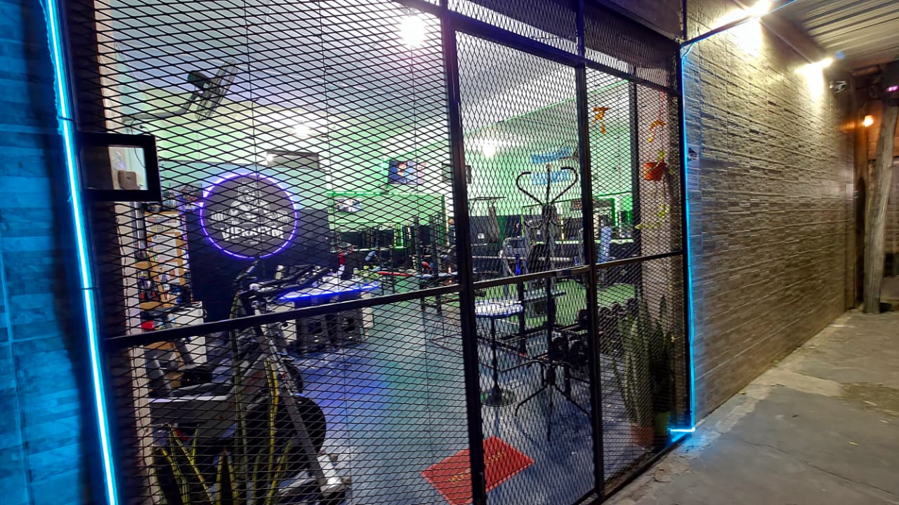 Acceso al gimnasio con reja abierta