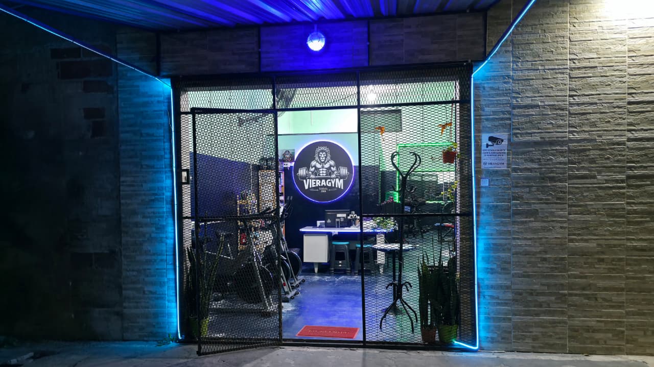 Fachada y puerta de ingreso a VieraGym