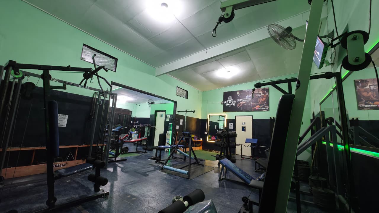 Equipamiento y espacio de entrenamiento con pesas